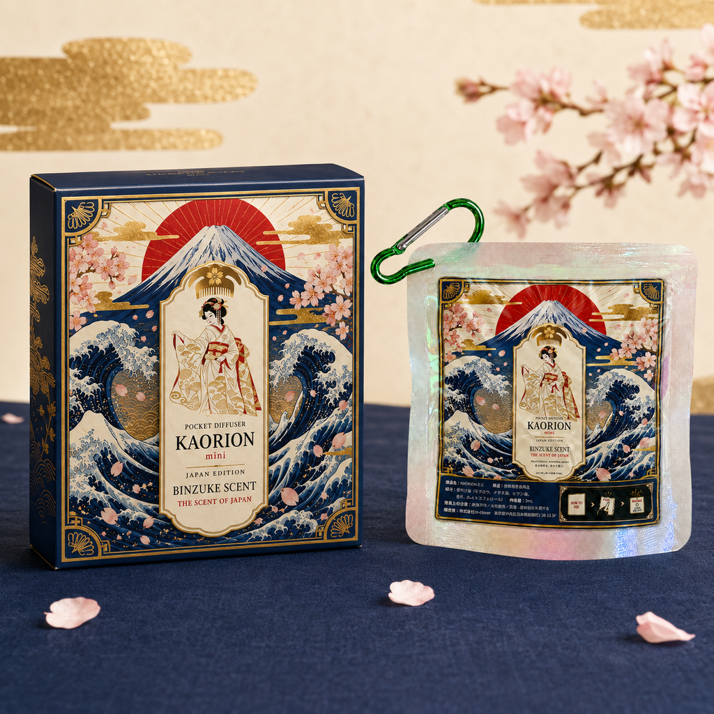 KAORIONミニ パッケージキット
※デザインは各ショップオリジナルになります。お客様が調香した香りやお気に入りの香水を3mL注入できる携帯型パッケージキット。プッシュすると香りが広がり、閉じることで香りを抑えられます。